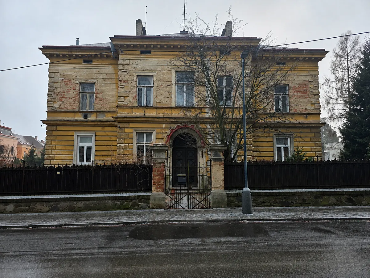 Prodej podílu 1/2 vily 326 m², pozemek 1517 m²